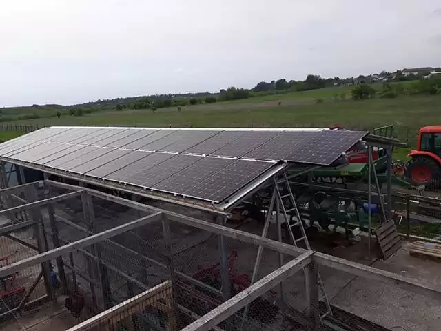 hala cu panouri fotovoltaice