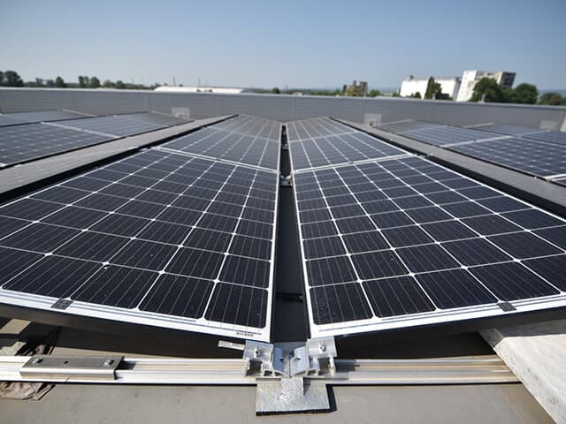 montare panouri fotovoltaice pe acoperis {{brizy_dc_image_alt imageSrc=